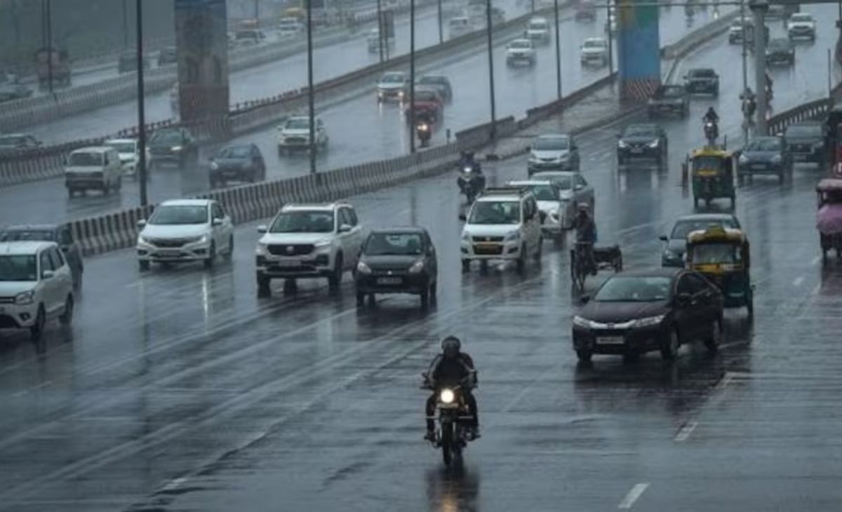 Delhi-NCR Downpour: Traffic Chaos and Flight Diversions Amid IMD Red Alert and Ongoing Rainfall